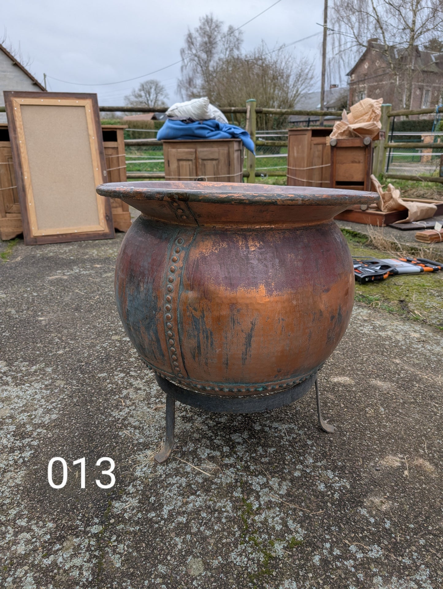 A large copper riveted Cauldron XIXe