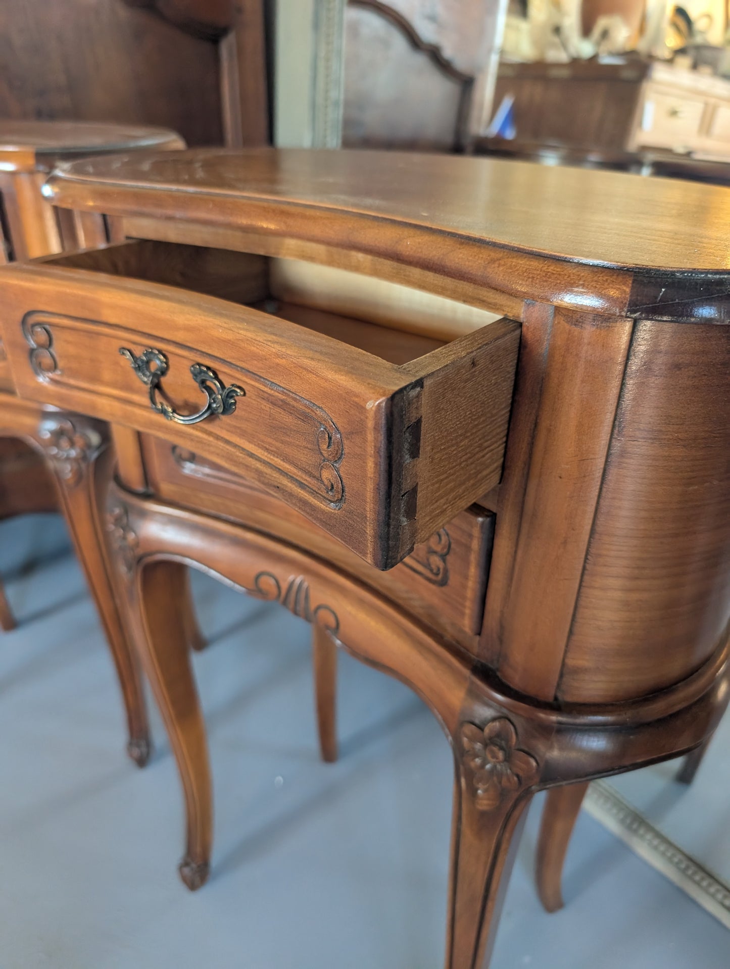 Pair of kidney-shaped oak bedsides table