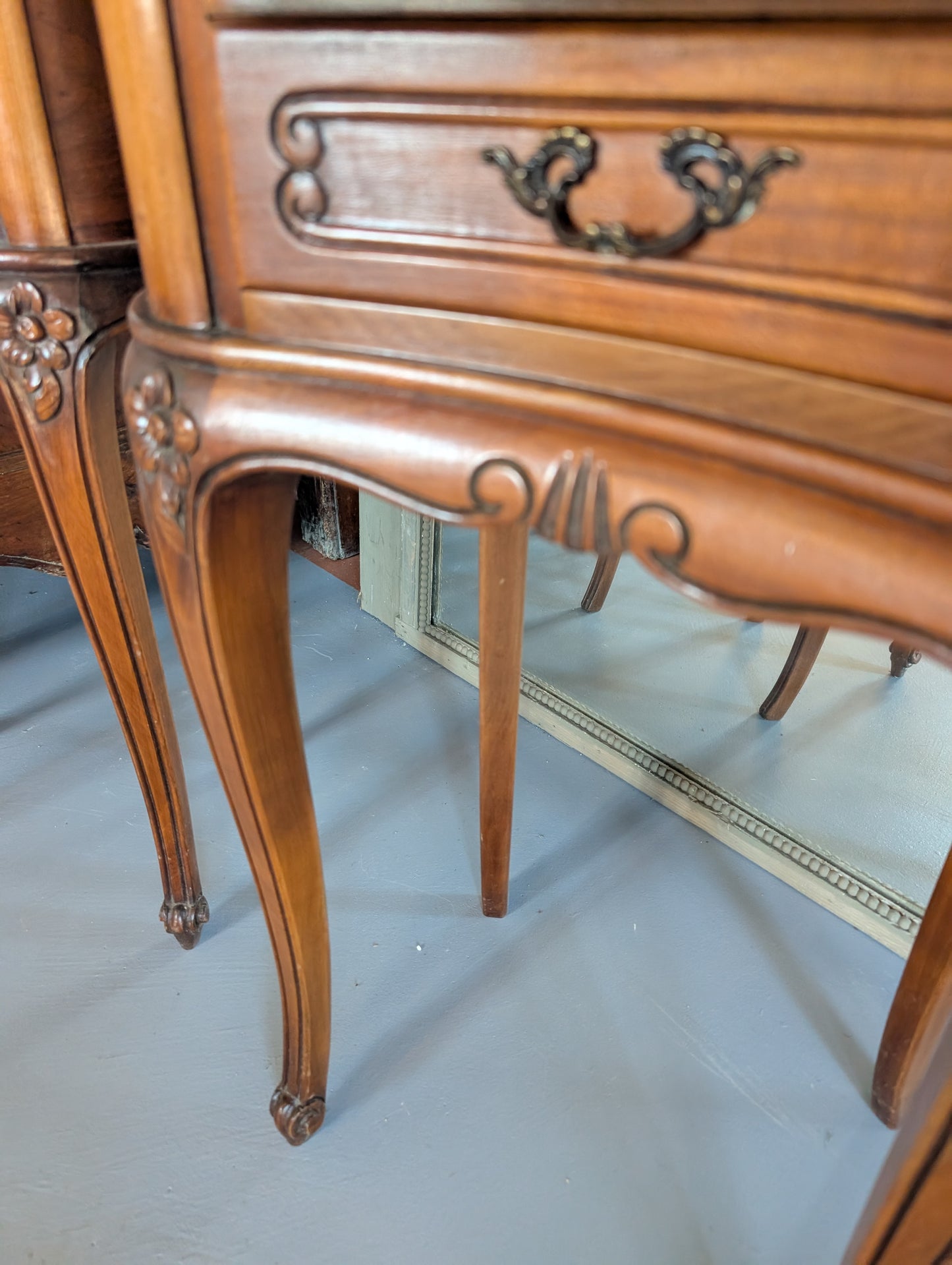 Pair of kidney-shaped oak bedsides table
