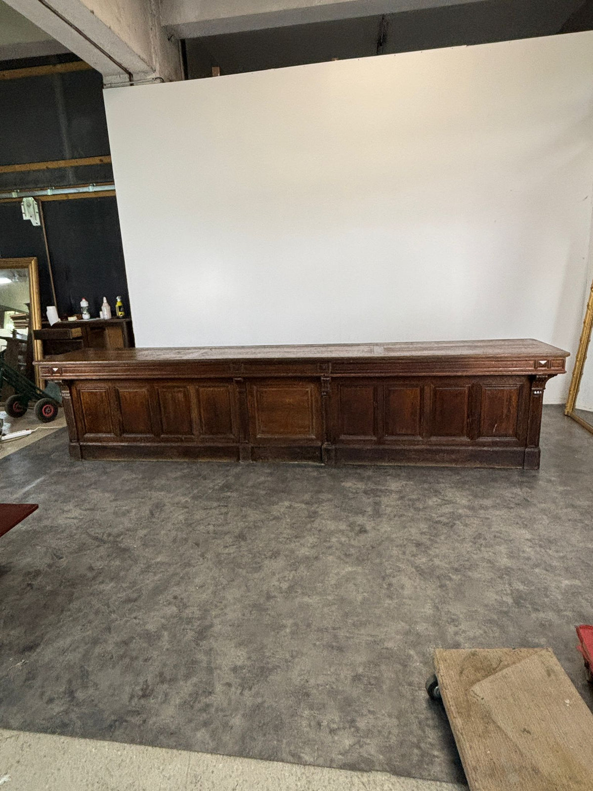 Monumental 3,90m Oak drapers counter