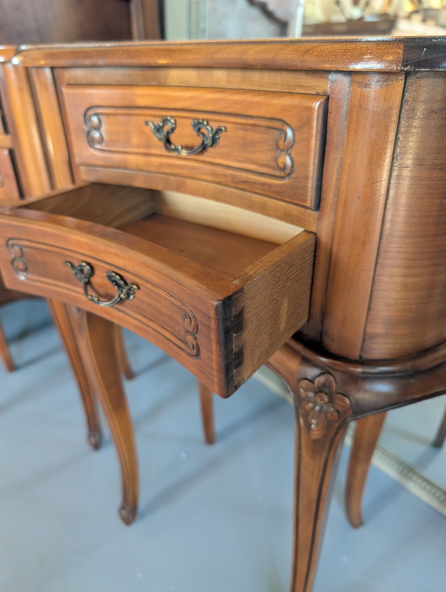 Pair of kidney-shaped oak bedsides table