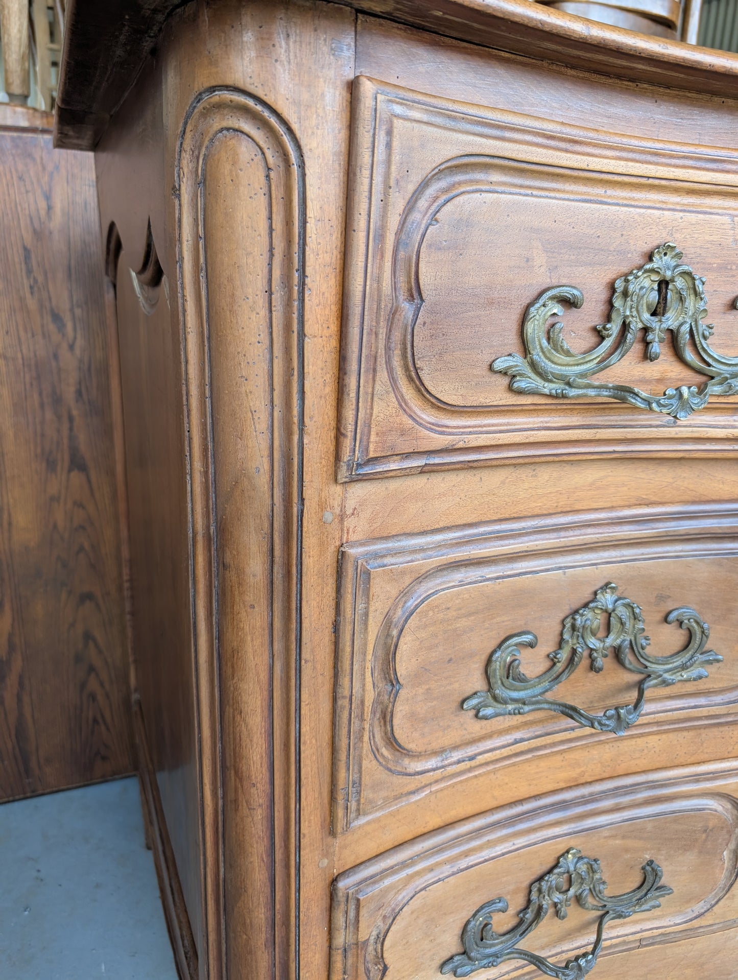 C18th Walnut chest of Drawers