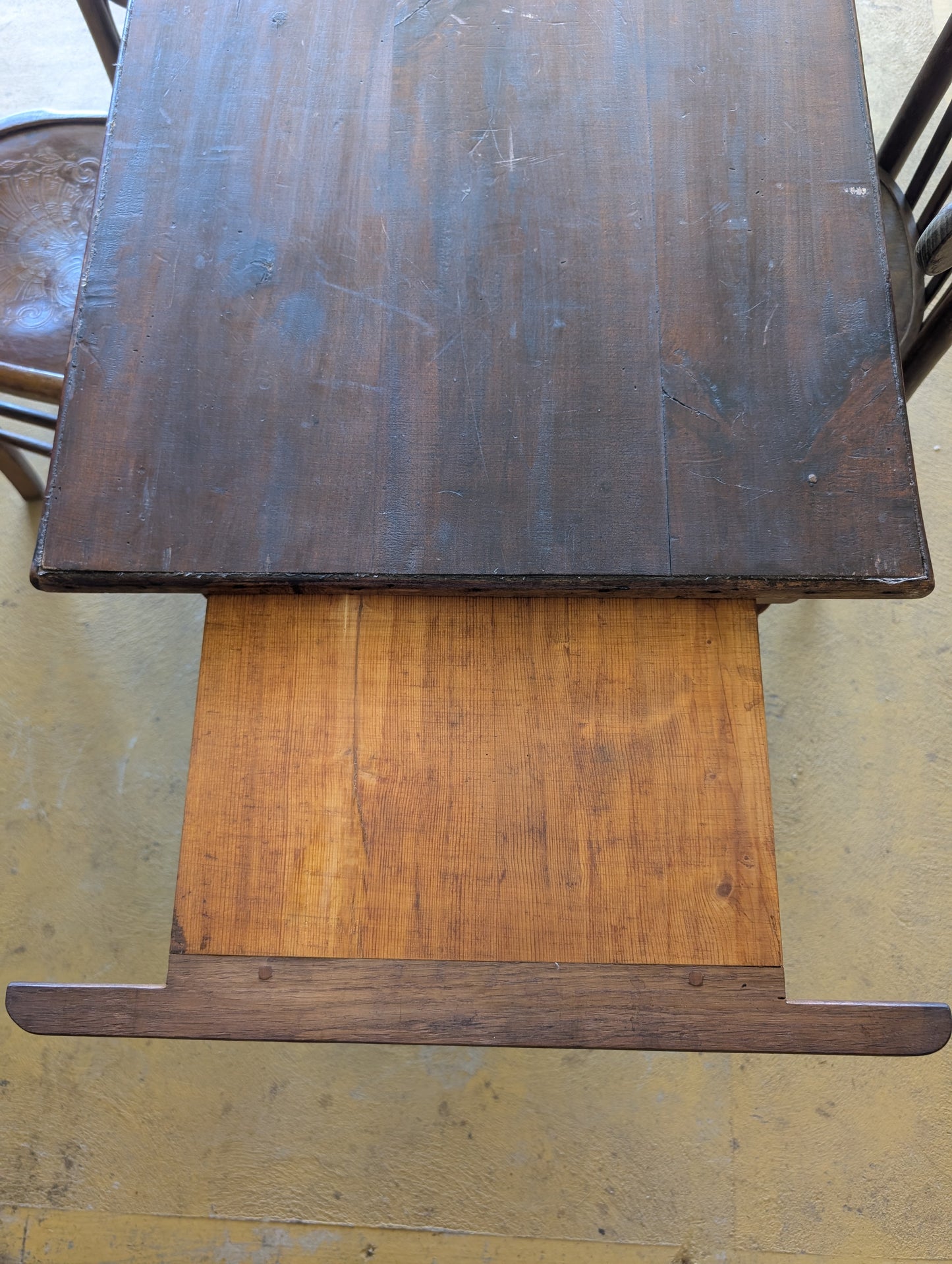 Chapelier table with extension