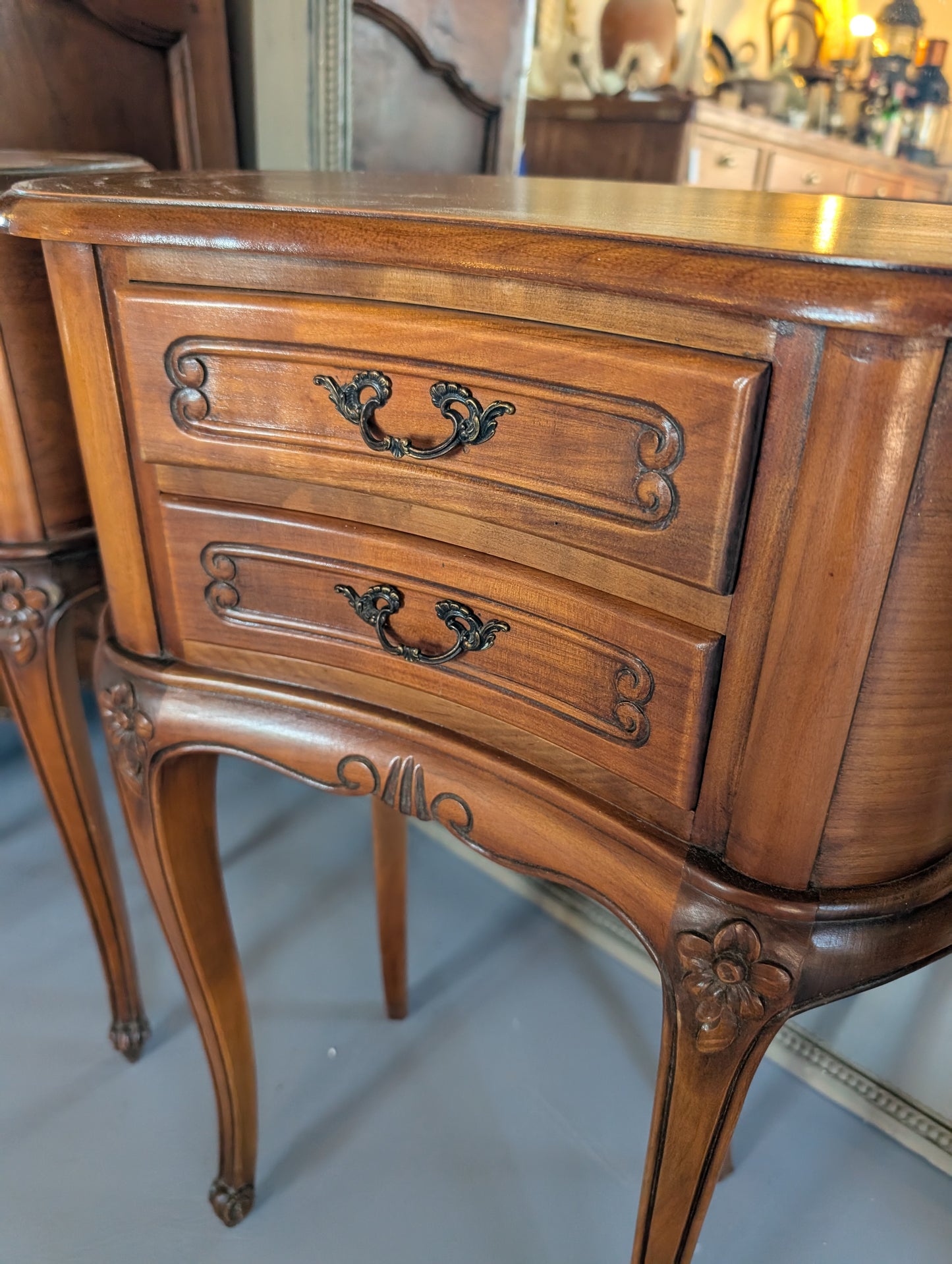 Pair of kidney-shaped oak bedsides table