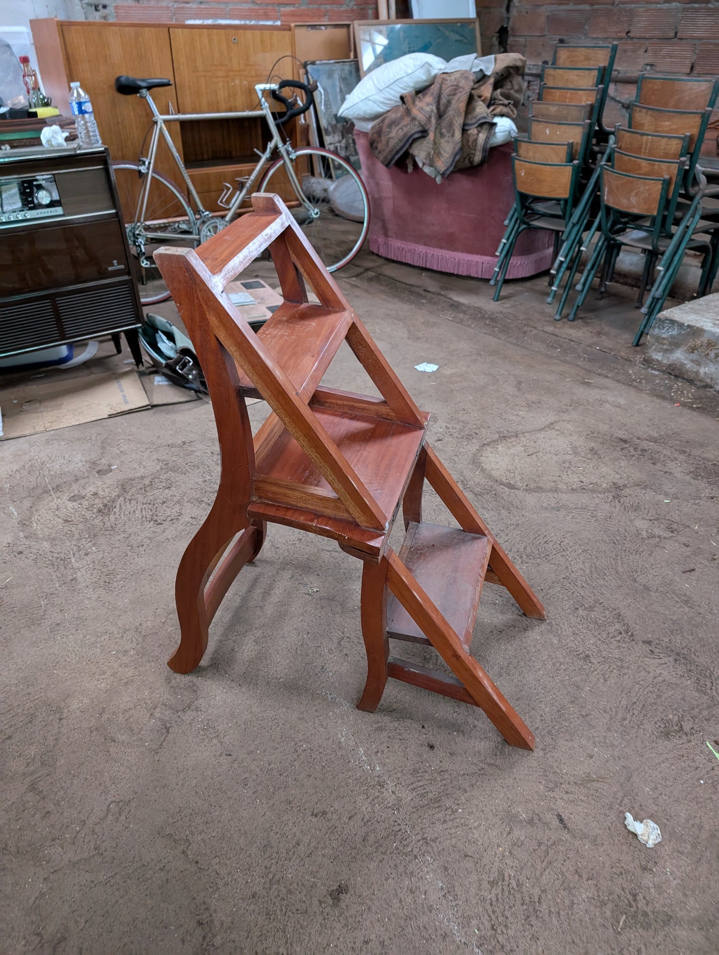 Metamorphic step-ladder chair