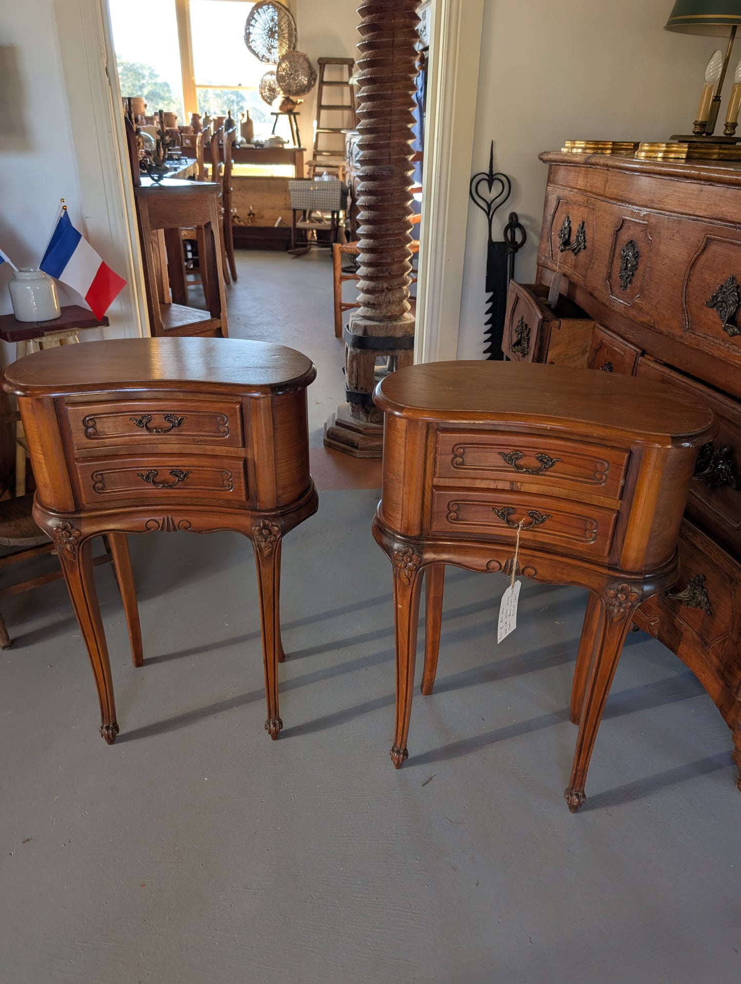 Pair of kidney-shaped oak bedsides table
