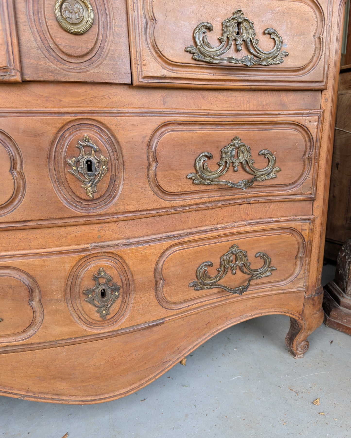 C18th Walnut chest of Drawers