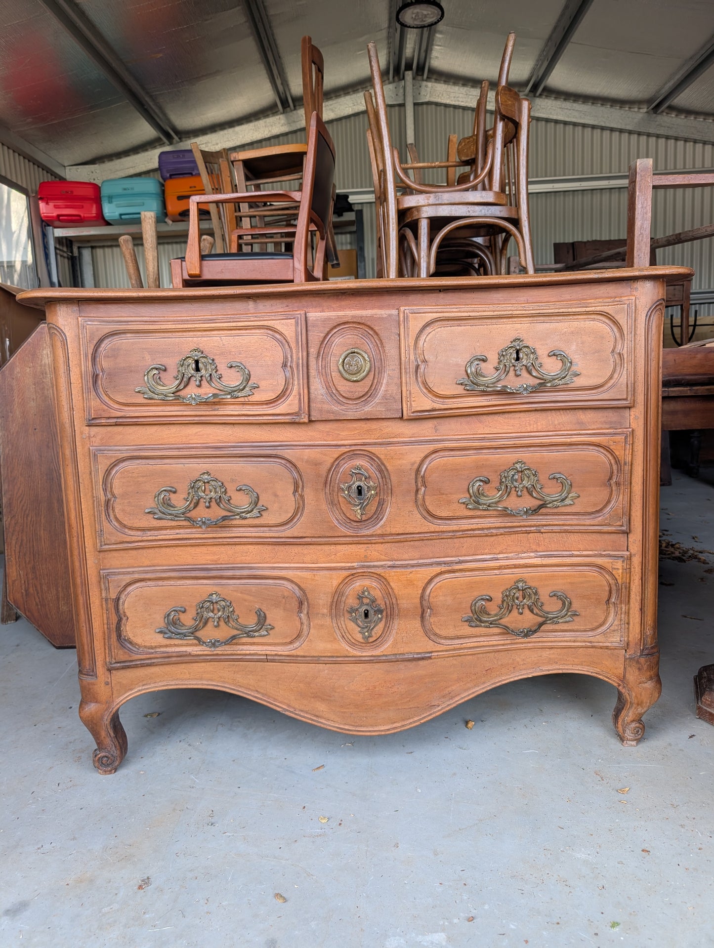 C18th Walnut chest of Drawers