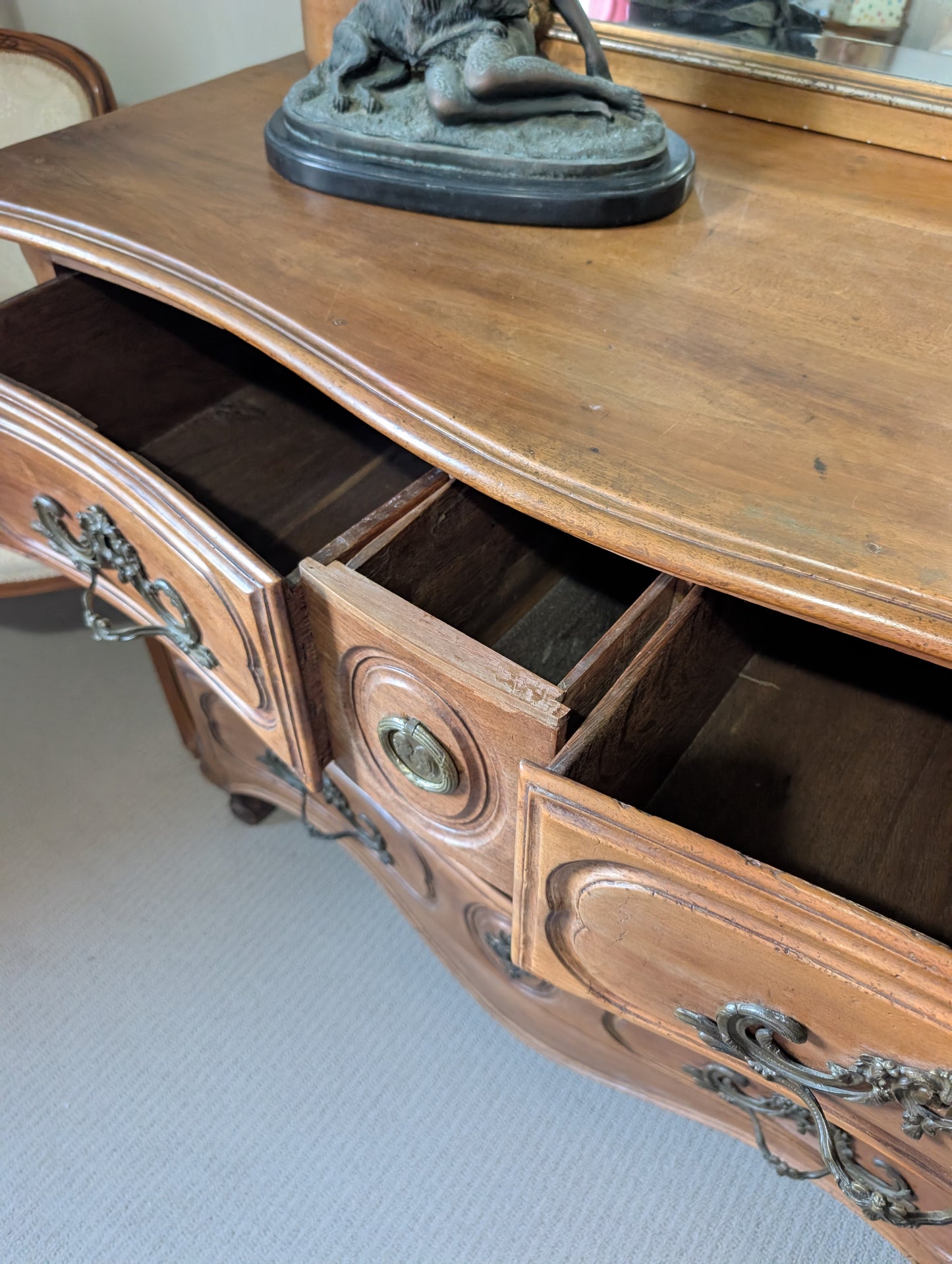 C18th Walnut chest of Drawers