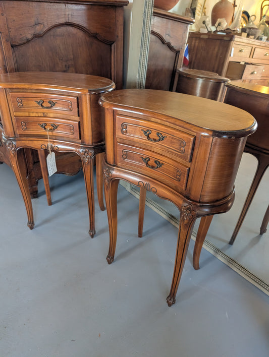 Pair of kidney-shaped oak bedsides table