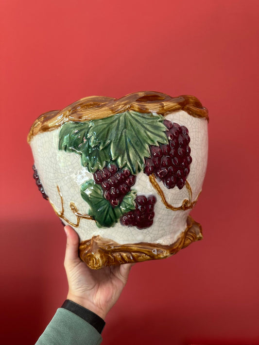 Majolica flower pots with grappes