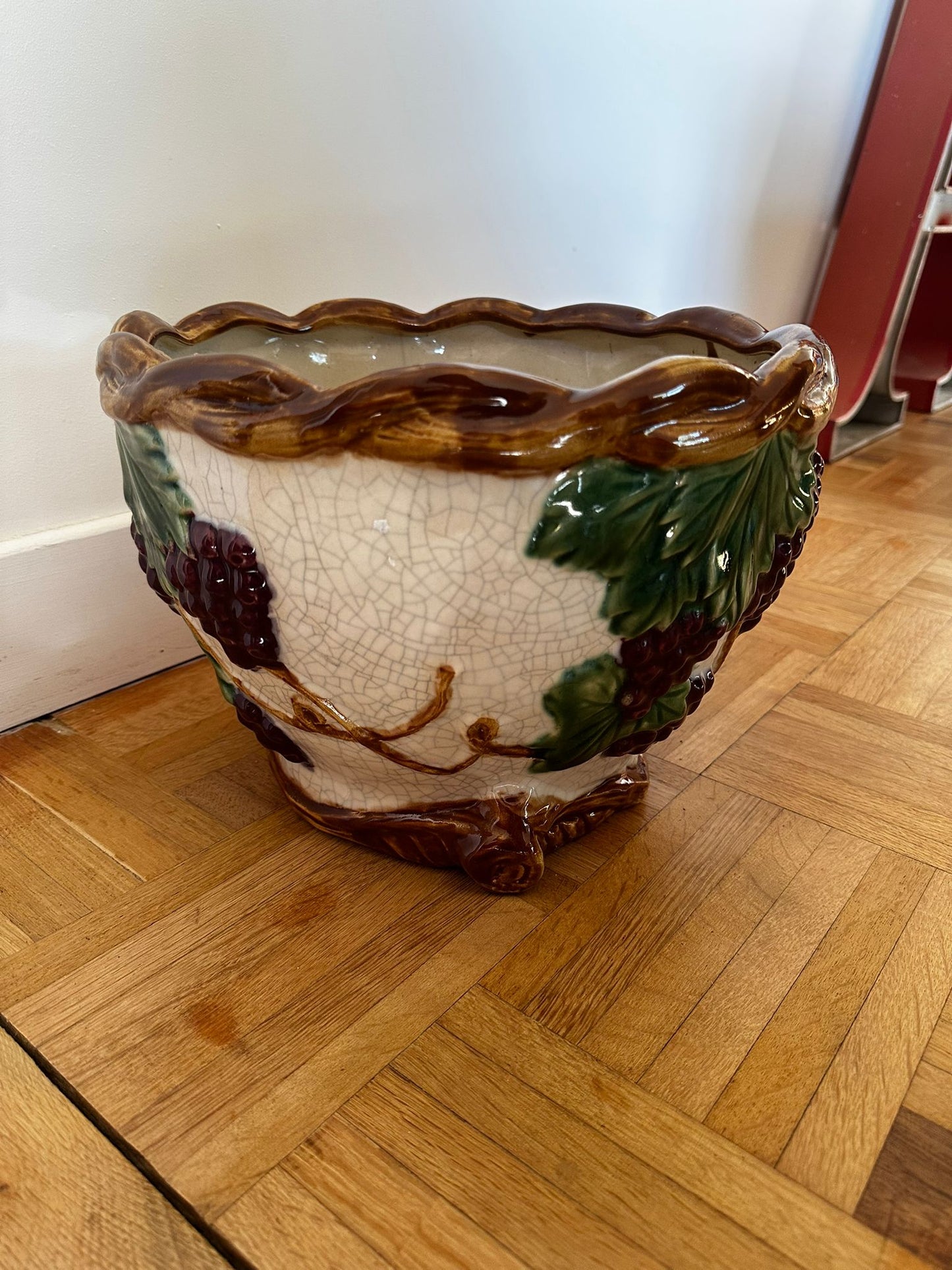 Majolica flower pots with grappes