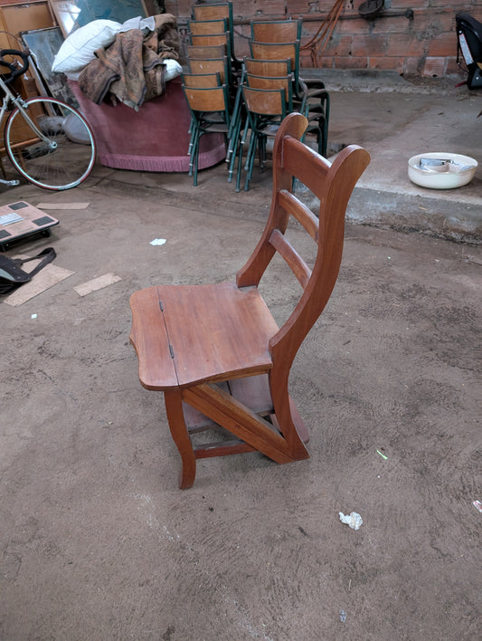 Metamorphic step-ladder chair