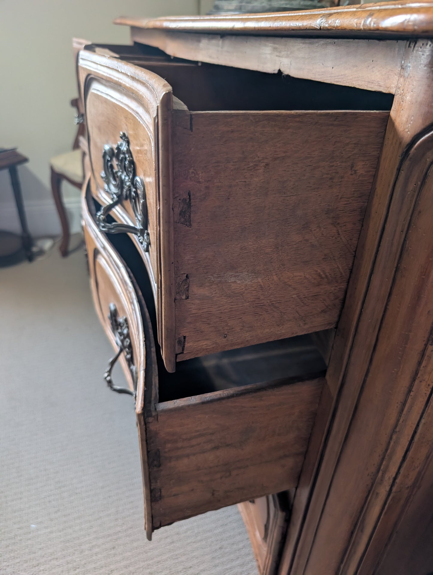 C18th Walnut chest of Drawers