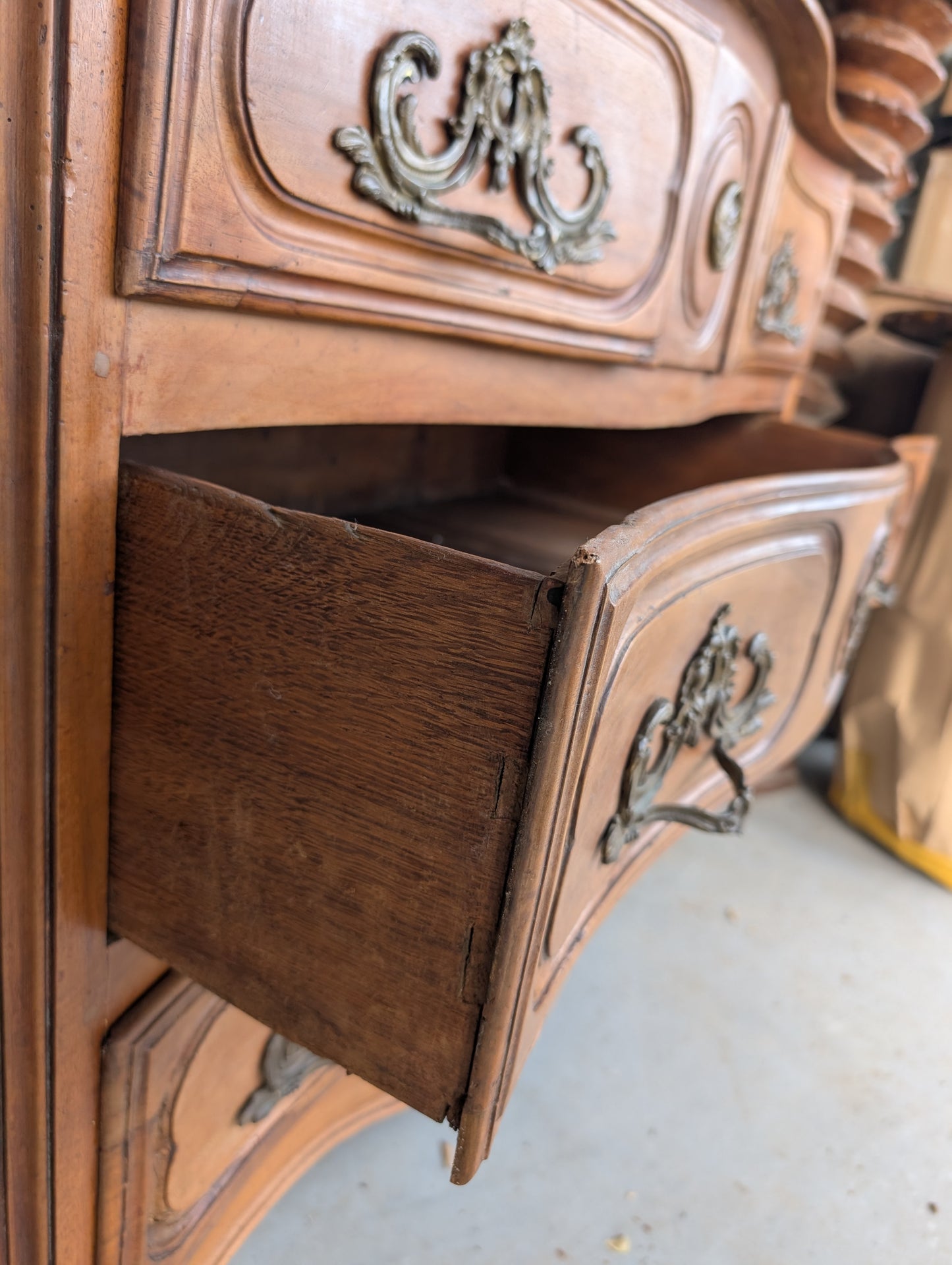 C18th Walnut chest of Drawers